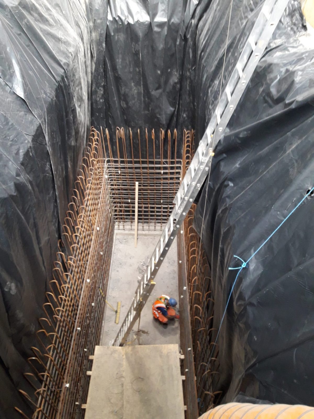 Dudley Looping Pit – Contiguous Piled Cofferdam: contiguous piled cofferdam for pit installation, photograph 4 of 6