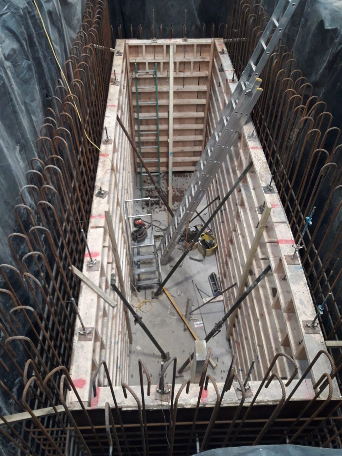 Dudley Looping Pit – Contiguous Piled Cofferdam: contiguous piled cofferdam for pit installation, photograph 3 of 6