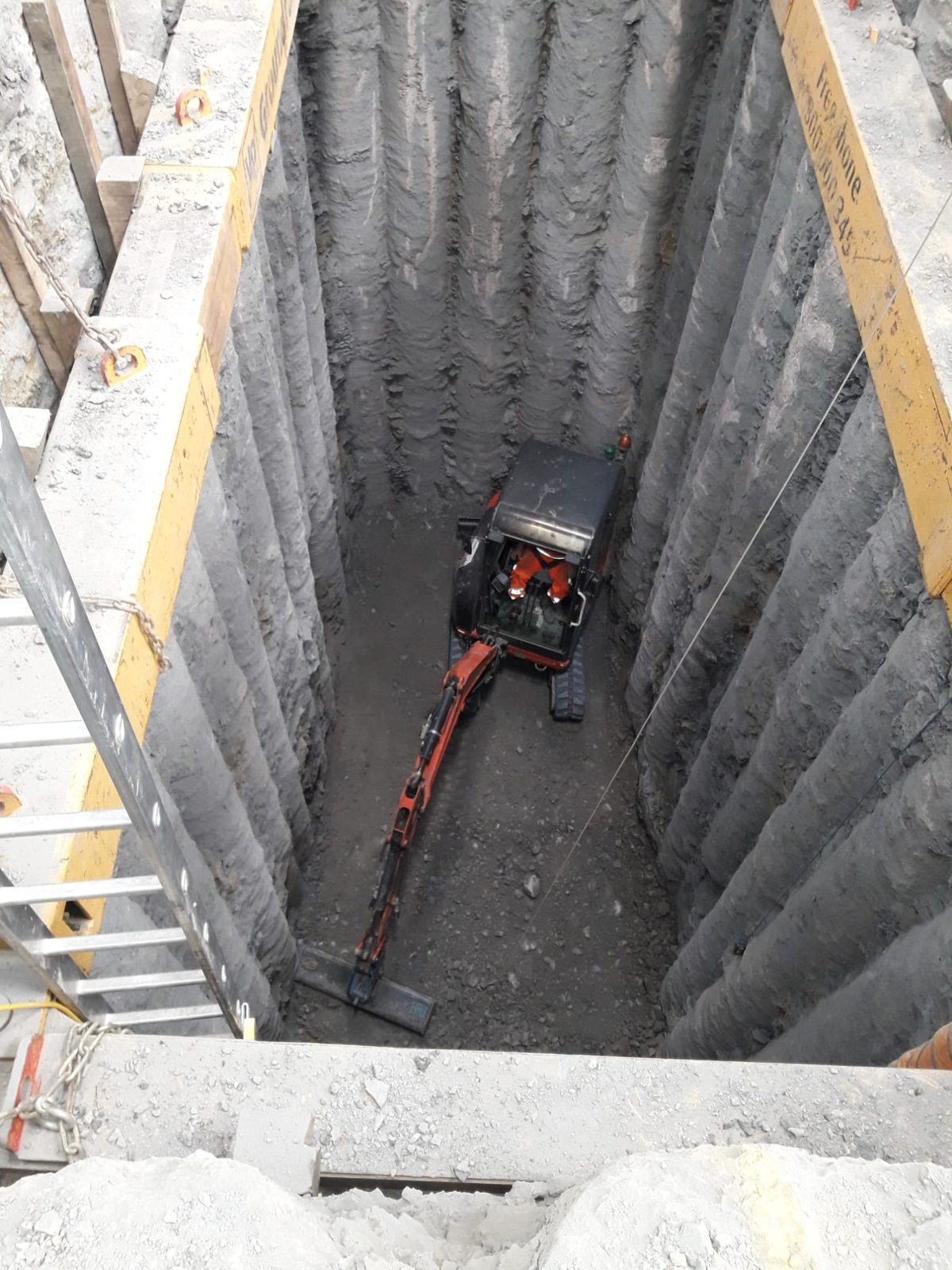 Dudley Looping Pit – Contiguous Piled Cofferdam: contiguous piled cofferdam for pit installation, photograph 2 of 6