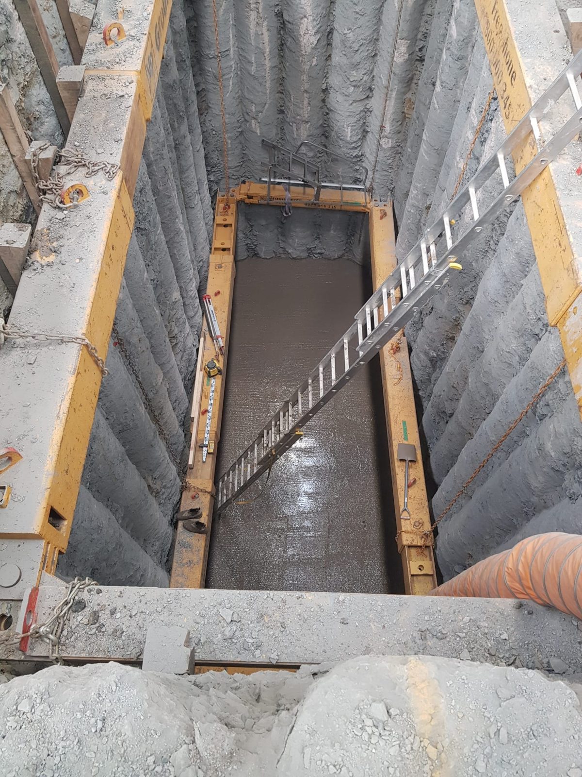 Dudley Looping Pit – Contiguous Piled Cofferdam: contiguous piled cofferdam for pit installation, photograph 6 of 6