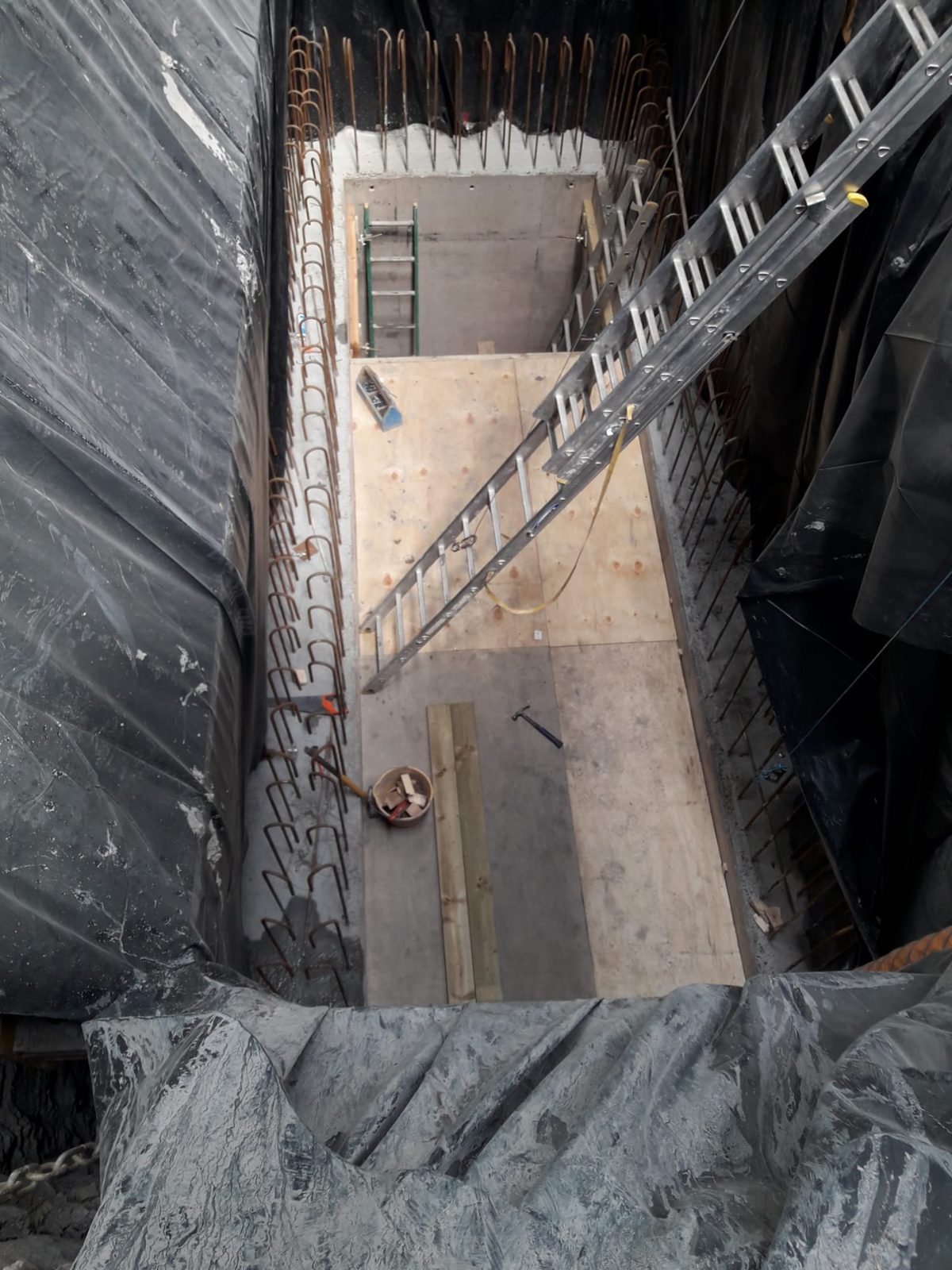 Dudley Looping Pit – Contiguous Piled Cofferdam: contiguous piled cofferdam for pit installation, photograph 5 of 6