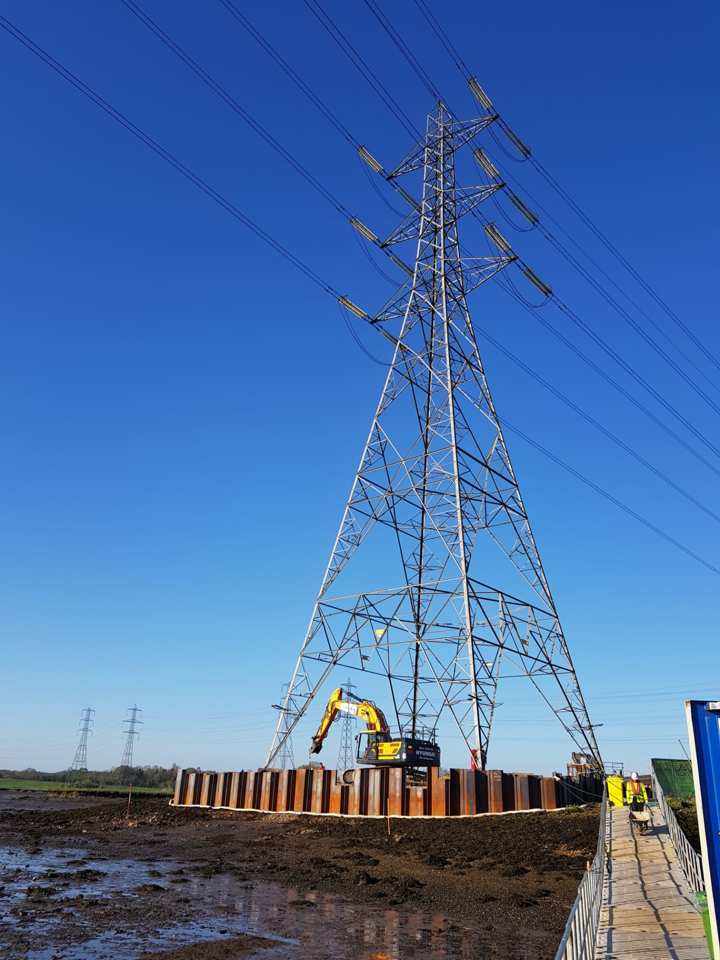 Wider view of the sheet-pile cofferdam around the pylon