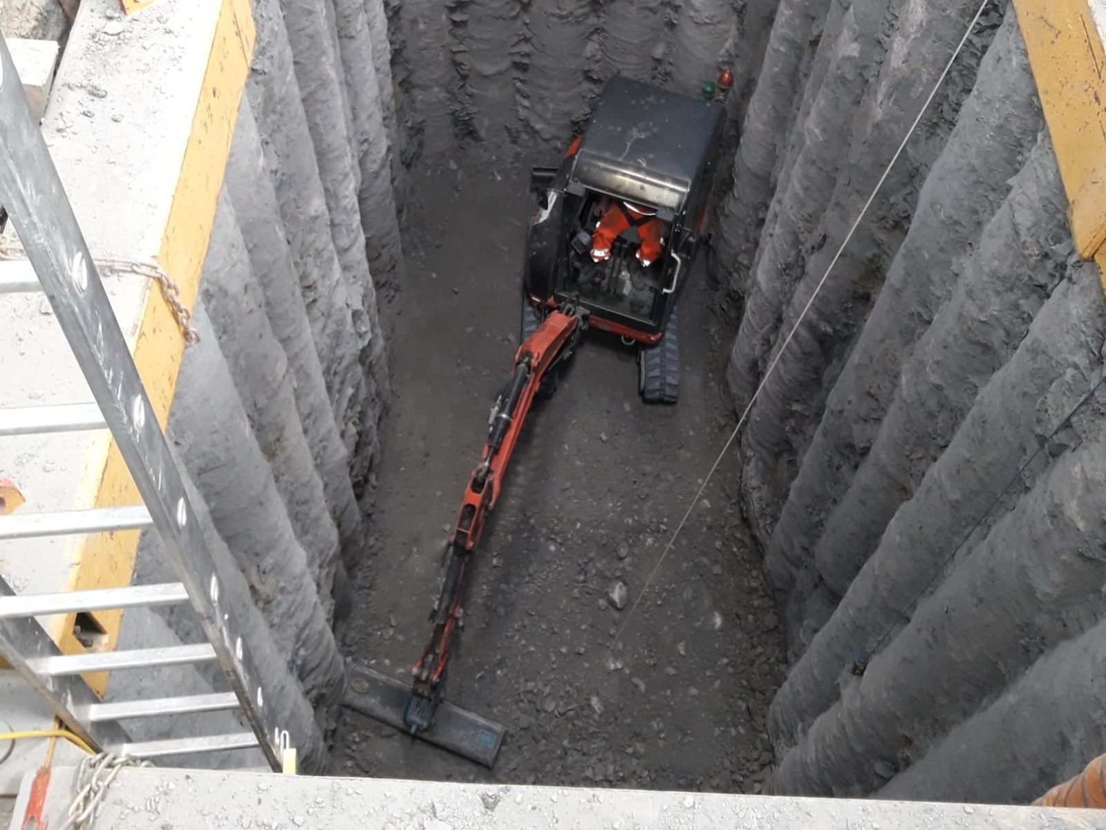 Dudley Looping Pit – Contiguous Piled Cofferdam: contiguous piled cofferdam for pit installation, photograph 1 of 6
